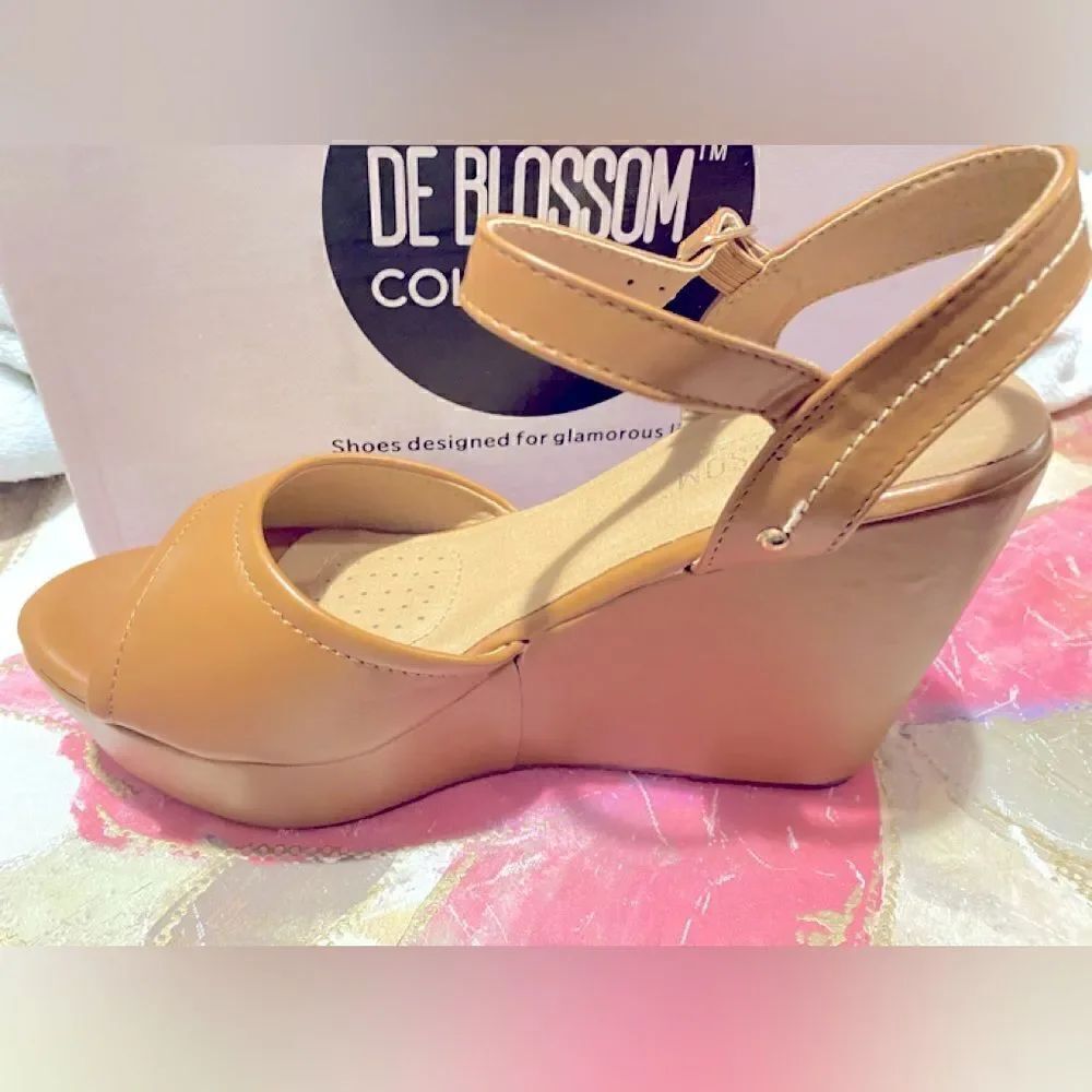 🛍️De Blossom Collection super cute wedge sandals Brown Size:8💥
